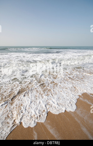 Strand von Ngala Lodge, gelegen zwischen den Resorts von Bakau und Fajara, in der Nähe von Banjul, Gambia, Westafrika, Afrika Stockfoto