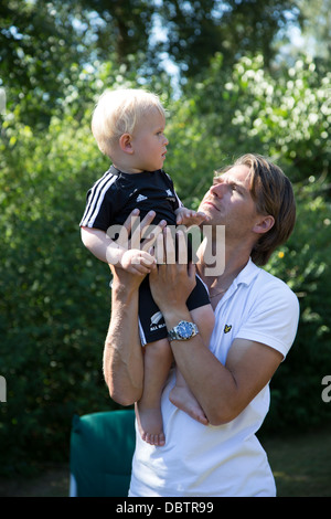 Ein Vater mit seinem kleinen Sohn. Stockfoto