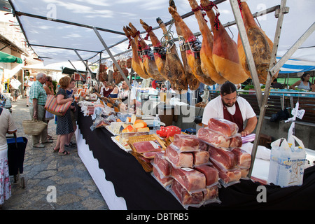 Händler verkaufen Palma Schinken und Käse in der Altstadt von Pollensa Sonntagsmarkt der Hauptplatz Plaza Mayor entfernt. Stockfoto