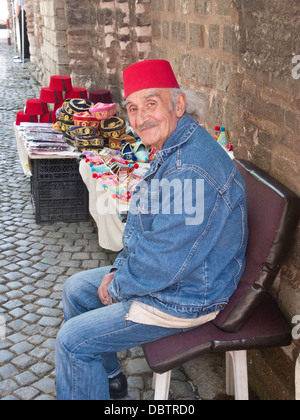 Alte türkische Mann Verkauf von touristischen Produkten, Chora, Istanbul, Türkei. Stockfoto