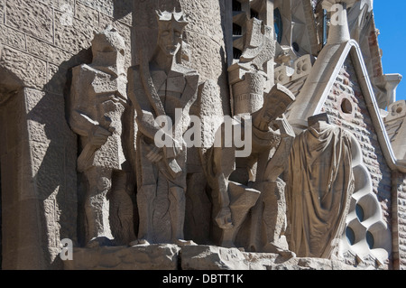 Tableaus in Stein gehauenen nahe dem Eingang zur Sagrada Familia, Barcelona, Katalonien, Spanien, Europa Stockfoto