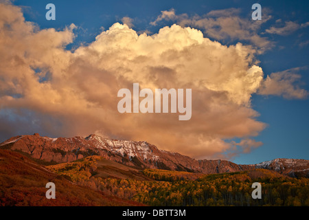 Cloud-über Bereich Sneffels im Herbst Uncompahgre National Forest, Colorado, Vereinigte Staaten von Amerika, Nordamerika Stockfoto