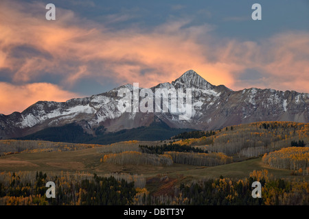 Wilson-Peak im Morgengrauen mit einer Prise Schnee im Herbst Uncompahgre National Forest, Colorado, Vereinigte Staaten von Amerika Stockfoto