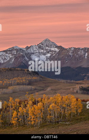 Wilson-Peak im Morgengrauen mit einer Prise Schnee im Herbst Uncompahgre National Forest, Colorado, Vereinigte Staaten von Amerika Stockfoto