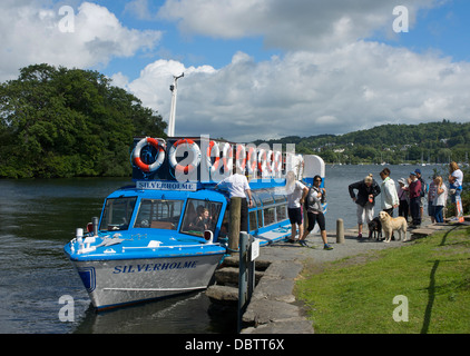 Passagier-Start - Silverholme - gefesselt im Ferry Nab, am Lake Windermere, mit Menschen, die darauf warten, am Lake District UK bekommen Stockfoto