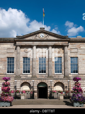 Marktplatz, Stafford, zeigt die Vorderseite des Shire Hall, Staffordshire, England, UK. Stockfoto