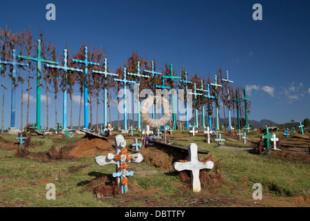 Friedhof, vertreten Bretter Türen zu und aus dem Grab, Dorf El Romerillo, Chiapas, Mexiko Stockfoto