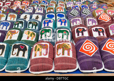 Handgefertigte Hausschuhe auf dem Display an einem Marktstand in Luang Prabang, Laos Stockfoto