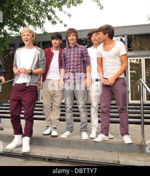 Niall Horan, Zain Malik, Liam Payne, Harry Styles, Louis Tomkinson Boyband "One Direction" sind von Fans gemobbt, beim Verlassen der RTE Radio-Center in Dublin, Irland - 19.08.11 Stockfoto