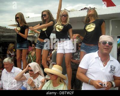 Atmosphäre die Voile Rouge Beach-Party in St. Tropez St Tropez - 19.08.11 Stockfoto