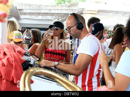 Atmosphäre die Voile Rouge Beach-Party in St. Tropez St Tropez - 19.08.11 Stockfoto