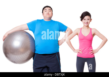 Glücklich dicker Mann und junge Frau mit Fitness-ball Stockfoto