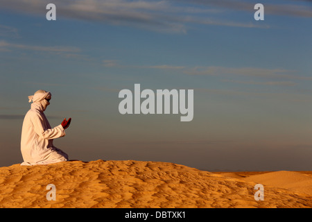 Beduinen beten in der Sahara Douz, Kebili, Tunesien, Nordafrika, Afrika Stockfoto