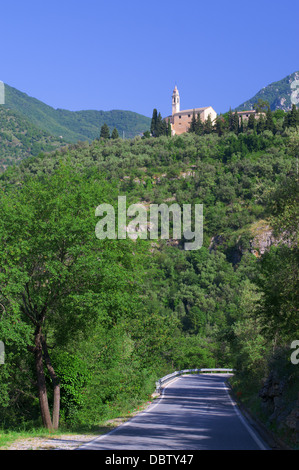 Fernsicht auf die Kirche und der Glockenturm Turm im ligurischen Dorf von Vasello in Norditalien Stockfoto