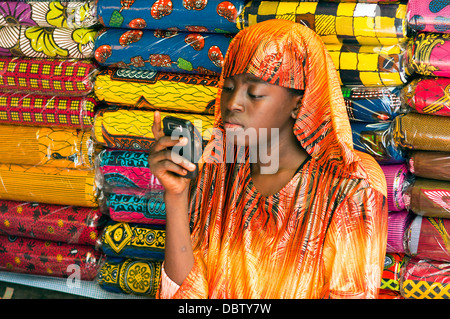 Textil Verkäuferin, Lome, Togo Stockfoto