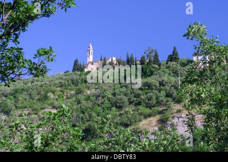 Fernsicht auf die Kirche und der Glockenturm Turm im ligurischen Dorf Vassallo in Norditalien Stockfoto