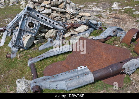 Trümmer von abgestürzten Halifax-Bomber auf großen Torfgebieten, Lake District, Cumbria Stockfoto