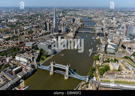 Luftaufnahme von London nach Westen entlang der Themse. Stockfoto