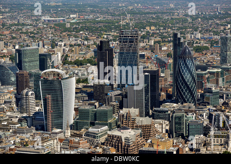 Luftbild der Türme in der City of London. Darunter die Gurke, das Walkie-Talkie und die Käsereibe Stockfoto