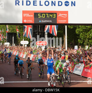 Die Mall, London, UK. 4. August 2013. Französischer Radrennfahrer Arnaud Demare feiert Sieg beenden die 140 Meile London Surrey Classic pro Rennen im Sprint über die Linie Credit: Malcolm Park/Alamy Live News Stockfoto