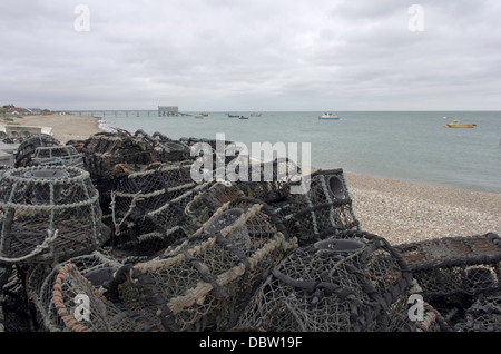 Hummer-Töpfe auf Selsey Strand mit der Rettungsstation deutlich sichtbar im Hintergrund. Stockfoto
