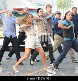 Jennifer Lopez führt ein Tanzprogramm mit backing-Tänzer am Filmset in Los Angeles Los Angeles, Kalifornien - 23.08.11 Stockfoto