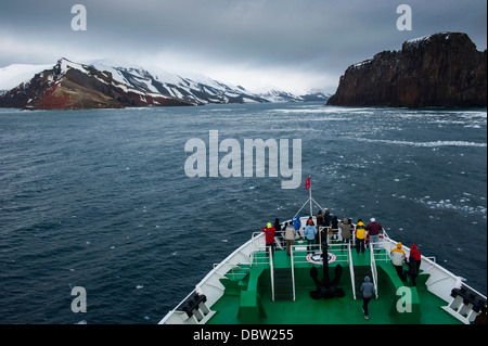 Kreuzfahrt Schiff nähert, Deception Island, Süd-Shetland-Inseln, Antarktis, Polarregionen Stockfoto