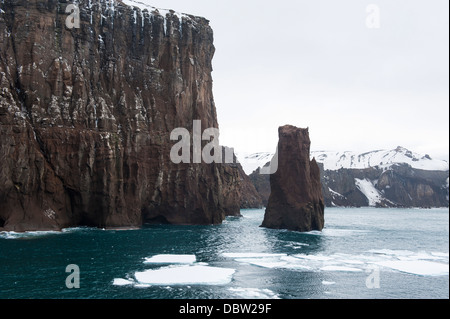 Eis-Regale am Eingang der Vulkaninsel Deception Island, Süd-Shetland-Inseln, Antarktis, Polarregionen Stockfoto