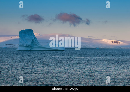 Sonnenuntergang in Half Moon Bay, Süd-Shetland-Inseln, Antarktis, Polarregionen Stockfoto