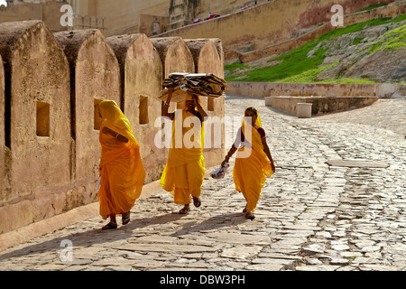 Drei Frauen in Orange Saris gekleidet in Amer Rajasthan Indien Stockfoto