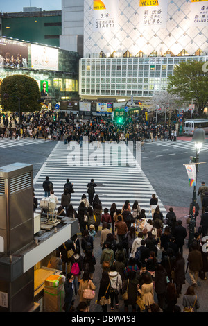 Menschen warten auf der belebtesten Straße überqueren, Shibuya crossing, Tokio, Japan, Asien Stockfoto