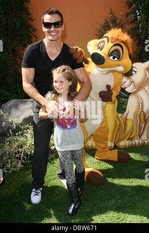 Antonio Sabato Jr. und Tochter Mina Bree World Premiere von Disneys "Lion King 3D" am El Capitan Theatre Hollywood, Kalifornien - 27.08.11 statt Stockfoto