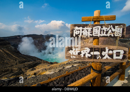 Japanische Warnschild am Kraterrand des aktiven Vulkans Mount Naka, Mount Aso, Kyushu, Japan, Asien Stockfoto