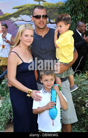 Melissa Joan Hart mit ihrem Ehemann Mark Wilkerson und ihre Söhne Welt Premiere von Disney "der König der Löwen 3D" statt an der El Capitan Theatre Hollywood, California - 27.08.11 Stockfoto