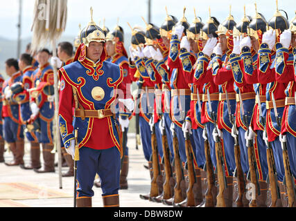 Mitglieder der mongolischen Streitkräfte Ehren Garde in traditionellen Uniformen stehen in Bildung vor der Eröffnungsfeier der Übung Khaan Quest 3. August 2013 in fünf Hügeln Trainingsbereich, Mongolei. Stockfoto