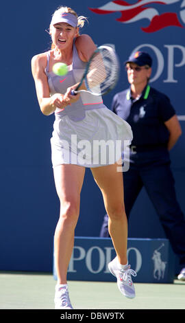 Maria Sharapova Russlands gibt eine dienen in ihrem Match gegen Heather Watson aus Großbritannien während Tag eins der 2011 US Open im USTA Billie Jean King National Tennis Center am 29. August 2011 zurück. Sharapova gewann das Match 3-6, 7-5, 6-3 New York City, USA - 29.08.11 Stockfoto