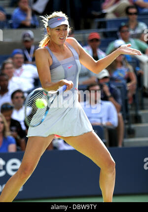 Maria Sharapova Russlands gibt eine dienen in ihrem Match gegen Heather Watson aus Großbritannien während Tag eins der 2011 US Open im USTA Billie Jean King National Tennis Center am 29. August 2011 zurück. Sharapova gewann das Match 3-6, 7-5, 6-3 New York City, USA - 29.08.11 Stockfoto