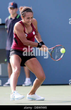 Heather Watson aus Großbritannien gibt eine dienen in ihrem Match gegen Maria Sharapova Rußland während Tag eins der 2011 US Open im USTA Billie Jean King National Tennis Center am 29. August 2011 zurück. Sharapova gewann das Match 3-6, 7-5, 6-3 New York Ci Stockfoto