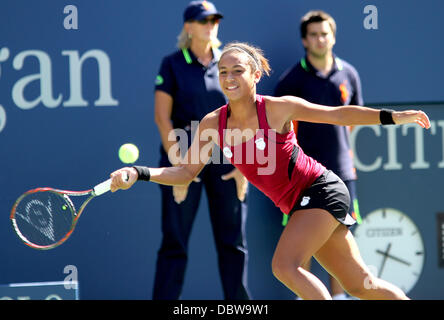 Heather Watson aus Großbritannien gibt eine dienen in ihrem Match gegen Maria Sharapova Rußland während Tag eins der 2011 US Open im USTA Billie Jean King National Tennis Center am 29. August 2011 zurück. Sharapova gewann das Match 3-6, 7-5, 6-3 New York City, USA - 29.08.11 Stockfoto