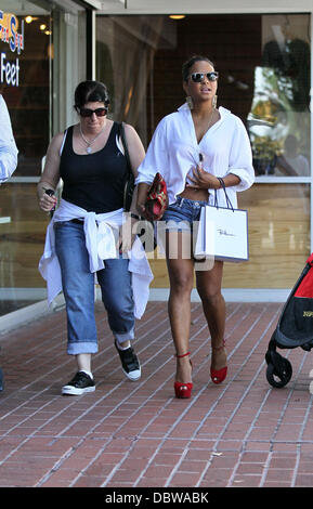 Christina Milian beendet Fred Segal mit Freunden nach dem Shoppen in West Hollywood in West Hollywood Kalifornien - 30.08.11 Stockfoto