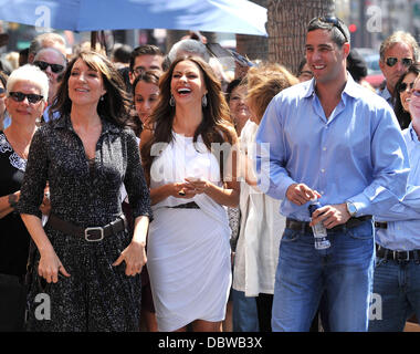 Katey Sagal, Sofia Vergara und Nick Loeb Ed O'Neill ist mit einem Stern auf dem Hollywood Walk of Fame geehrt, am Hollywood Boulevard, Los Angeles, Kalifornien - 30.08.11 Stockfoto