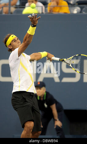 Rafael Nadal aus Spanien bereitet sich in seinem Match gegen Andrey Golubev von Kasachstan, Dienstag, 30. August 2011, am 2. Tag, von dem uns Open Tennisturnier, im Arthur Ashe Stadium in Flushing Meadows in Queens, New York dienen. Nadal gewann in zwei Sätzen Stockfoto