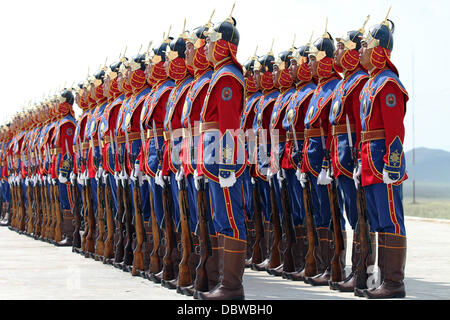 Mitglieder der mongolischen Streitkräfte Ehren Garde in traditionellen Uniformen stehen in Bildung vor der Eröffnungsfeier der Übung Khaan Quest 3. August 2013 in fünf Hügeln Trainingsbereich, Mongolei. Stockfoto