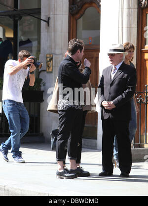 Mathew Horne Rauchen prominente außerhalb von Scotts Restaurant London, England - 01.09.11 Stockfoto