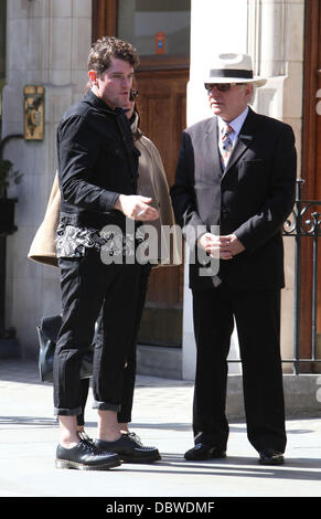 Mathew Horne Rauchen prominente außerhalb von Scotts Restaurant London, England - 01.09.11 Stockfoto