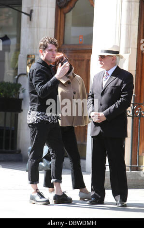 Mathew Horne Rauchen prominente außerhalb von Scotts Restaurant London, England - 01.09.11 Stockfoto