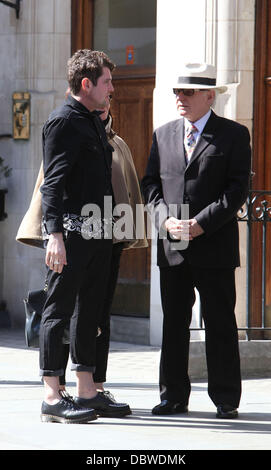 Mathew Horne Rauchen prominente außerhalb von Scotts Restaurant London, England - 01.09.11 Stockfoto