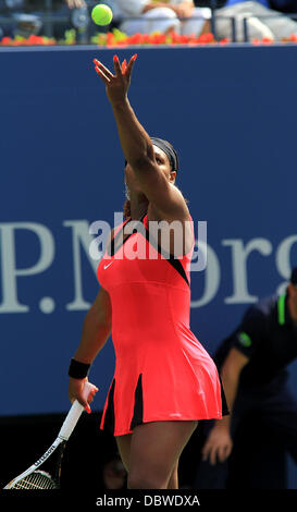 Serena Williams, der Vereinigten Staaten spielt gegen Michaella Krajicelo, von den Niederlanden während der vier Tage der 2011 US Open im USTA Billie Jean King National Tennis Center im Stadtteil Flushing Queens Borough von New York City. Serena Stockfoto