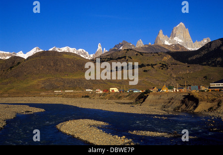 El Chalten und Fitz Roy Peak (3440 m) auf der Rückseite. Los Andes Gebirge. Nationalpark Los Glaciares. Patagonien. Argentinien. Stockfoto