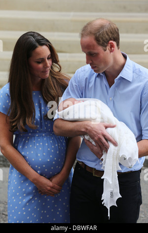 Prinz William und Catherine, Herzogin von Cambridge, mit ihrer neuen Sohn, Prinz George Alexander Louis außerhalb der Lindo Flügel Stockfoto